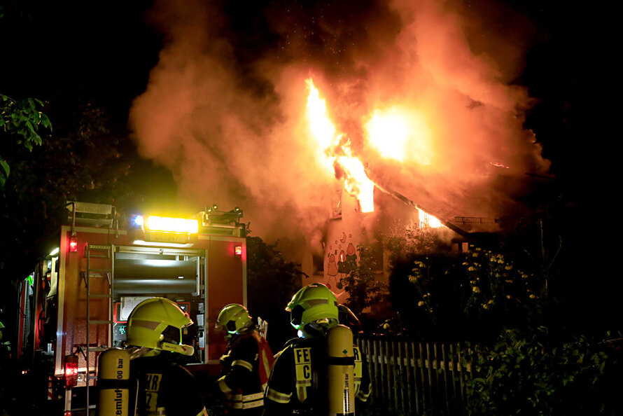 Wohnhaus in Chemnitz brennt aus - drei Verletzte - Beim Eintreffen der Feuerwehr brannte der Dachstuhl in voller Ausdehnung.