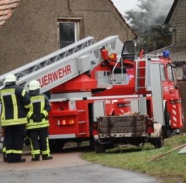 Wohnhaus nach Feuer unbewohnbar - Bei den Löscharbeiten kämpften die Wehrleute im Hainichener Ortsteil Bockendorf gegen heftigen Rauch. 