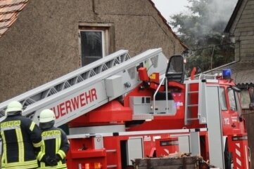 Wohnhaus nach Feuer unbewohnbar - Bei den Löscharbeiten kämpften die Wehrleute im Hainichener Ortsteil Bockendorf gegen heftigen Rauch. 