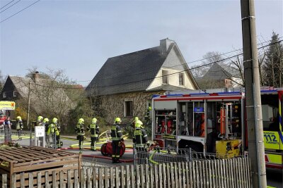 Wohnhaus und Schuppen: Zwei Brände über Ostern in Chemnitz - Am Samstag gegen 14.30 Uhr wurden Polizei und Feuerwehr zu einem Brand auf der Gornauer Straße in Reichenhain gerufen.