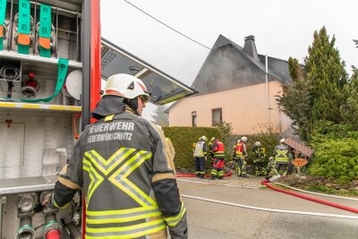 Wohnhausbrand im Erzgebirge: 100.000 Euro Schaden - Beim Löschen kamen mehrere Angriffstrupps mit schwerem Atemschutz zum Einsatz.