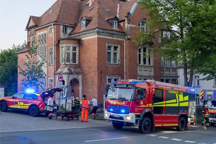 Wohnhausbrand in Auerbach: Feuerwehr rettet Person aus Gebäude - Mit 40 Kameraden war die Feuerwehr am Montagabend bei einem Wohnhausbrand in Auerbach im Einsatz.
