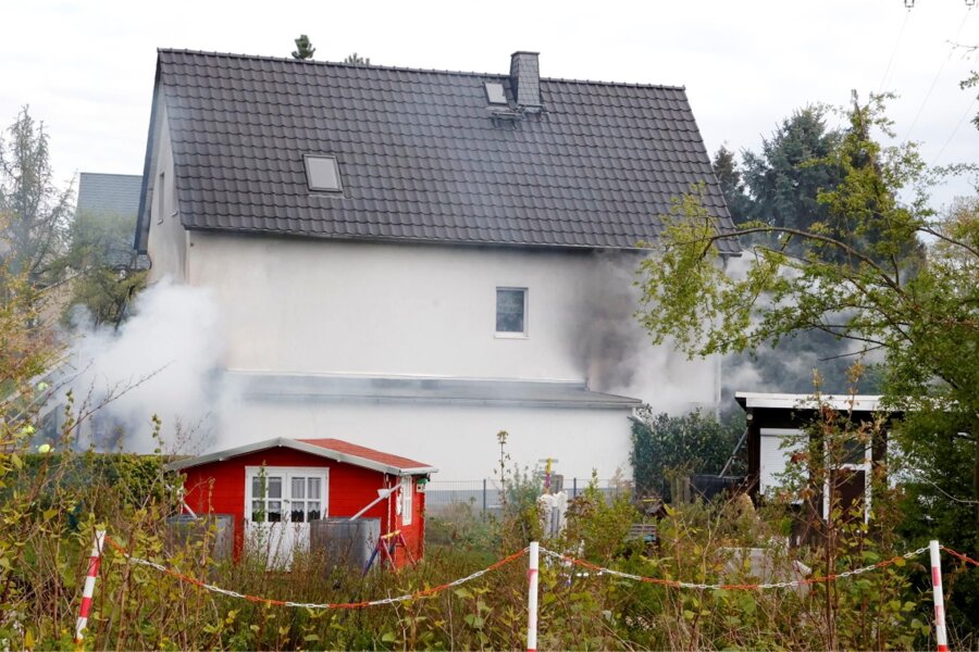 Wohnhausbrand in Chemnitz: Familie entkommt Flammen - Gegen 18 Uhr kam es am Sonntag zu einem Brand.