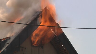 Wohnhausbrand in Rodewisch - Bewohner leicht verletzt - 