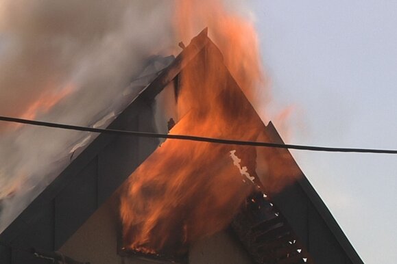 Wohnhausbrand in Rodewisch - Bewohner leicht verletzt - 