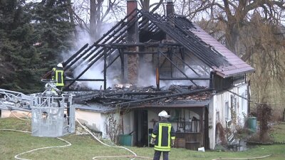 In einem Einfamilienhaus an der Katzendorfer Straße in Trünzig ist am Mittwochnachmittag gegen 14.30 Uhr ein Feuer ausgebrochen.