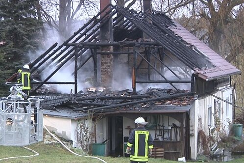 In einem Einfamilienhaus an der Katzendorfer Straße in Trünzig ist am Mittwochnachmittag gegen 14.30 Uhr ein Feuer ausgebrochen.