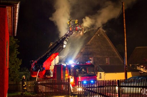 Wohnhausbrand nach Blitzschlag in Brünlos - 63 Feuerwehrleute kamen am Montagabend in Brünlos nach einem Blitzschlag in ein Einfamilienhaus zum Einsatz.