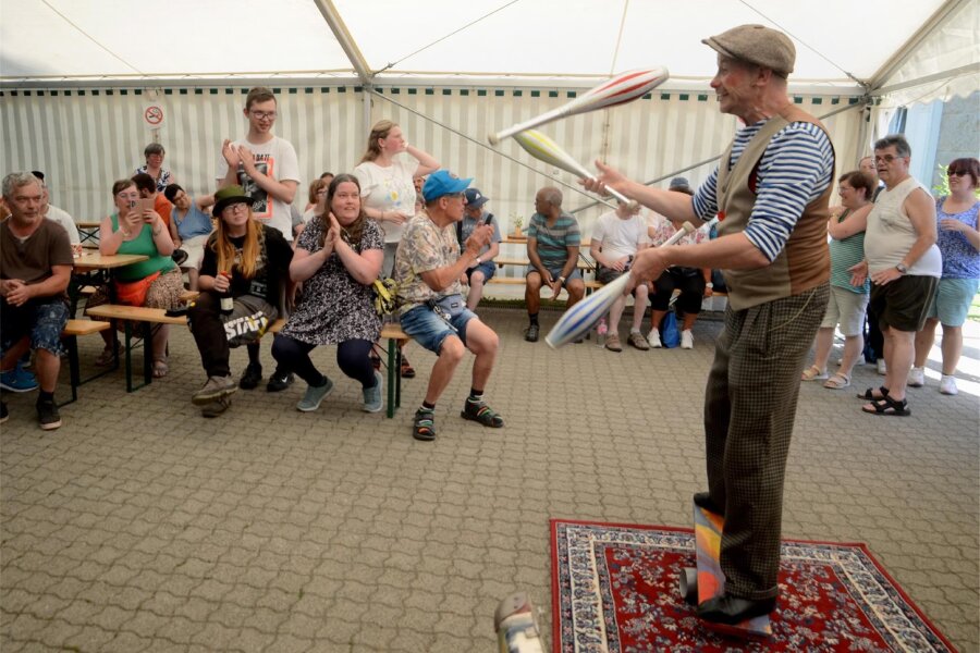 Wohnheim „Am Katzenstein“ in Auerbach feiert 25. Geburtstag - Sommerfeste haben bei der Lebenshilfe „Am Katzenstein“ Tradition - wie 2023 mit dem Chaos Kinder Zirkus.