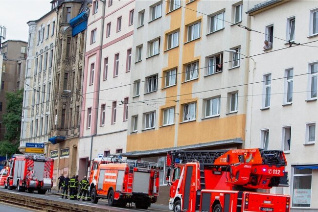 Wohnung in Plauen nach Brand vorerst nicht mehr nutzbar - Wegen des Feuerwehreinsatzes war die Pausaer Straße zwischen Bahnhofstraße und Martin-Luther-Straße stadtauswärts gesperrt.