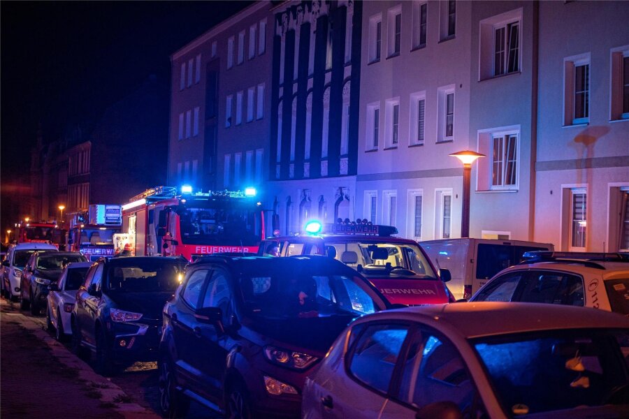 Wohnung nach Brand in Plauener Südvorstadt nicht mehr bewohnbar - An der Reinsdorfer Straße hatte es am Sonntagabend aufgrund eines Wohnungsbrandes einen Großeinsatz von Rettungskräften gegeben.