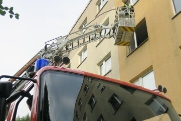 Feuerwehr verschafft sich Zugang zur Wohnung. 