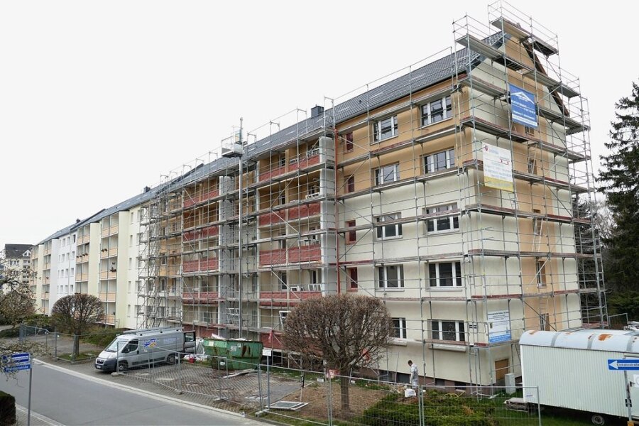 Am dritten Bauabschnitt des Wohnblocks in der Lessingstraße sind die Arbeiten in vollem Gang. Die Fassade ist eingerüstet, damit unter anderem Fenster und Balkons erneuert werden können. 