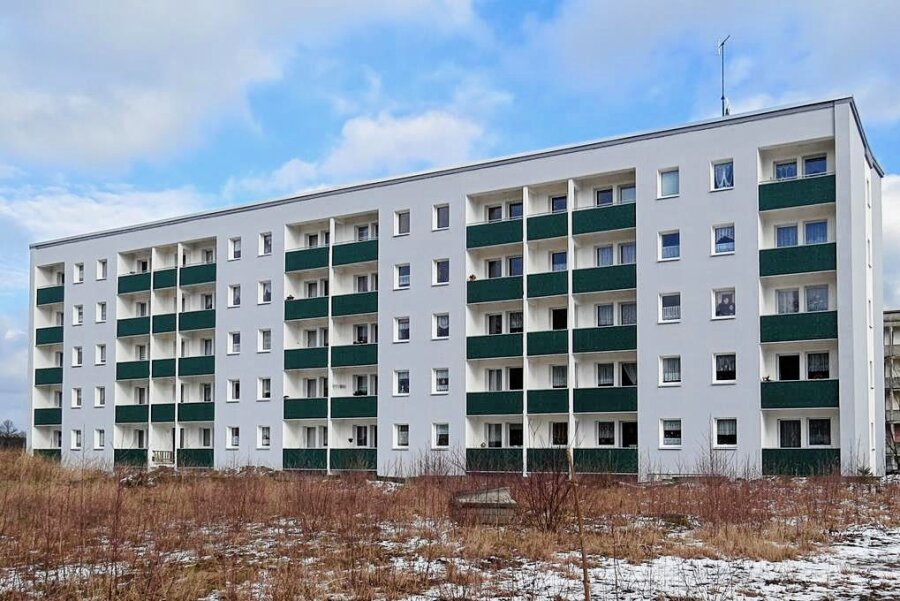 Wohnungen in Muldenhammer erhalten 664 Rauchmelder - Der Wohnblock an der Hammerbrücker Straße 7 im Ortsteil Tannenbergsthal wurde 2015 saniert. Nun sollen auch alle kommunalen Wohnungen mit Rauchmeldern ausgestattet werden. 