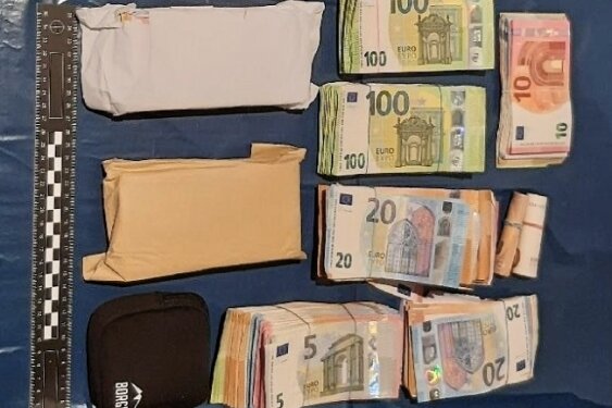 Wohnungen und Garagen durchsucht - Mann in Haft - Rund 150.000 Euro Bargeld wurden bei den Durchsuchungen unter anderem sichergestellt. 