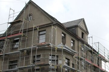 Wohnungsbaugesellschaft erwirtschaftet Gewinn - Das Wohnhaus Vordere Rehmerstraße 2 in Eibenstock wird derzeit saniert.