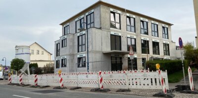 Wohnungsbaugesellschaft: Interimslösungen sind Geschichte - Das Neubauprojekt in der Bahnhofstraße soll nach aktuellem Stand Anfang November bezugsfertig sein. 