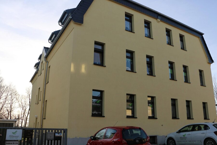 Wohnungsbaugesellschaft Syrau will sich von „unrentablen Häusern“ trennen - Das Wohnhaus an der Schleizer Straße 11 am Ortseingang von Mehltheuer hat eine Wärmepumpe erhalten.