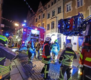Wohnungsbrand an der Weinkellerstraße - Insgesamt 47 Feuerwehrleute waren mit elf Fahrzeugen im Einsatz. Das Feuer in einem Zimmer im Hinterhaus musste unter Atemschutz gelöscht werden.
