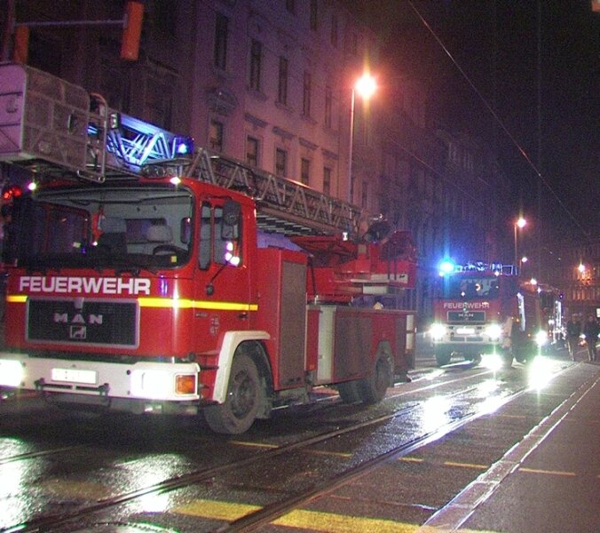 Wohnungsbrand fordert ein Menschenleben - Gegen 21 Uhr wurde die Feuerwehr wegen eines Wohnungsbrandes an der Werdauer Straße alarmiert. 