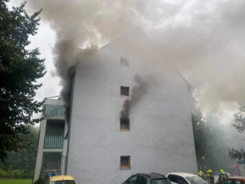 Wohnungsbrand im Erzgebirge: Zwei Ersthelfer riskieren im Feuer ihr eigenes Leben - Den Nachbarn ist es offensichtlich zu verdanken, dass beim Wohnungsbrand am Samstag in der Kreisstadt keine Menschen starben. 