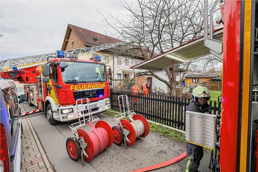 Wohnungsbrand im Zwickauer Ortsteil Mosel - Mit Drehleiter gingen die Kameraden gegen das Feuer am Sportplatzweg vor.