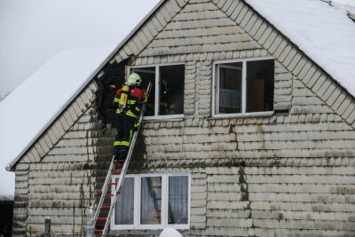 Wohnungsbrand in Bockau - Feuerwehr verhindert Übergreifen auf Dachstuhl - 