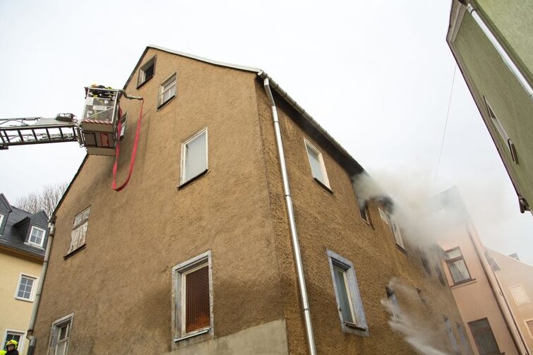 Wohnungsbrand in Buchholz: Ein Mensch verletzt - 