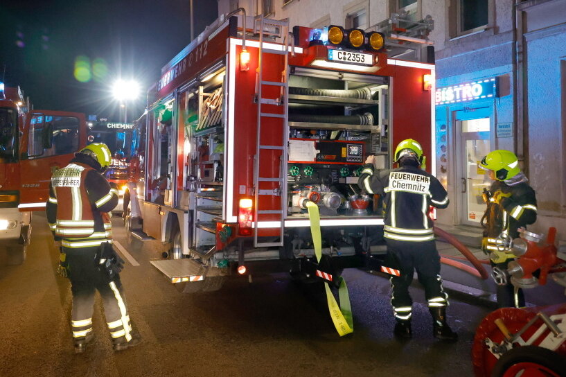 Wohnungsbrand in Chemnitz Hilbersdorf - Einsatzkräfte der Feuerwehr vor der brennenden Wohnung in der Frankenberger Straße in Chemnitz.