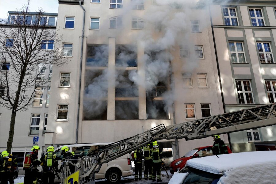 Wohnungsbrand in Chemnitz: Polizei hat ersten Verdacht zur Brandursache - Polizei, Feuerwehr und Rettungskräfte rückten am Samstagmittag zu einem Wohnungsbrand in Schloßchemnitz aus.