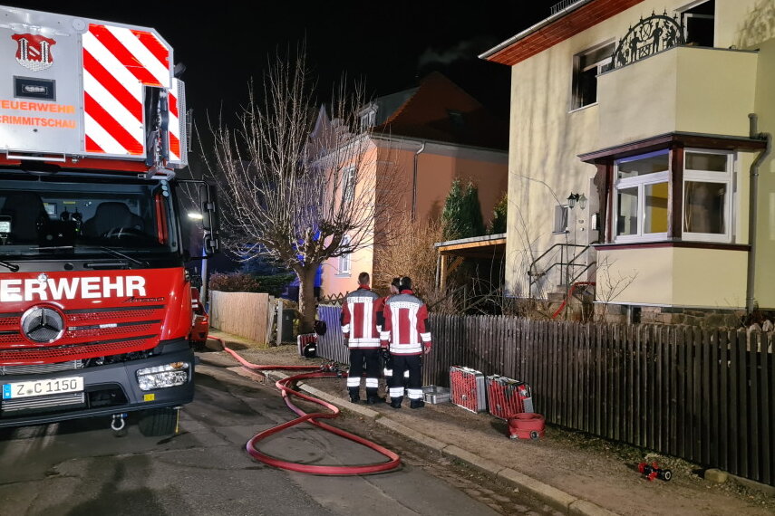 Wohnungsbrand in Crimmitschau: Nachbarinn rettet Bewohner - 