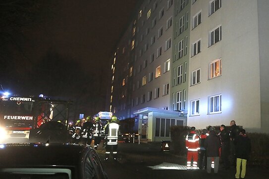 Wohnungsbrand in der Silvesternacht - Hund rettet Frauchen - Bei einem Brand im Chemnitzer Flemminggebiet ist in der Silvesternacht eine Wohnung stark beschädigt worden.