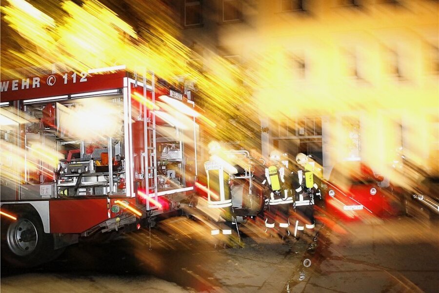 Wohnungsbrand in Flöha: 91-Jährige mit der Drehleiter vom Balkon gerettet - Im Zentrum von Flöha hat es am Mittwochnachmittag in einem Mehrfamilienhaus gebrannt.