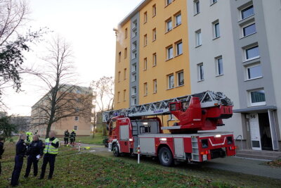 Wohnungsbrand in Gablenz: Frau muss aus Haus gerettet werden - 