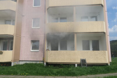 Wohnungsbrand in Lößnitz: Ein Verletzter wird ins Krankenhaus geflogen - 