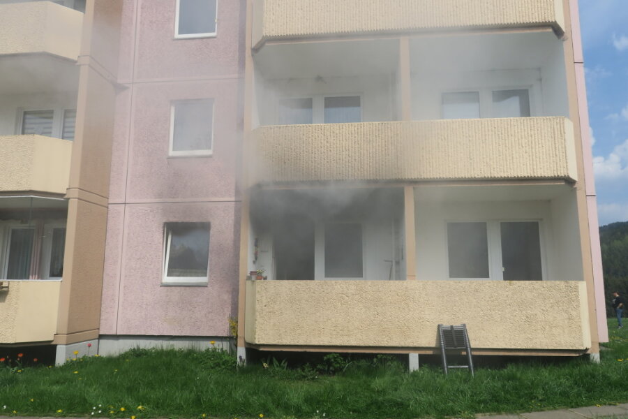 Wohnungsbrand in Lößnitz: Ein Verletzter wird ins Krankenhaus geflogen