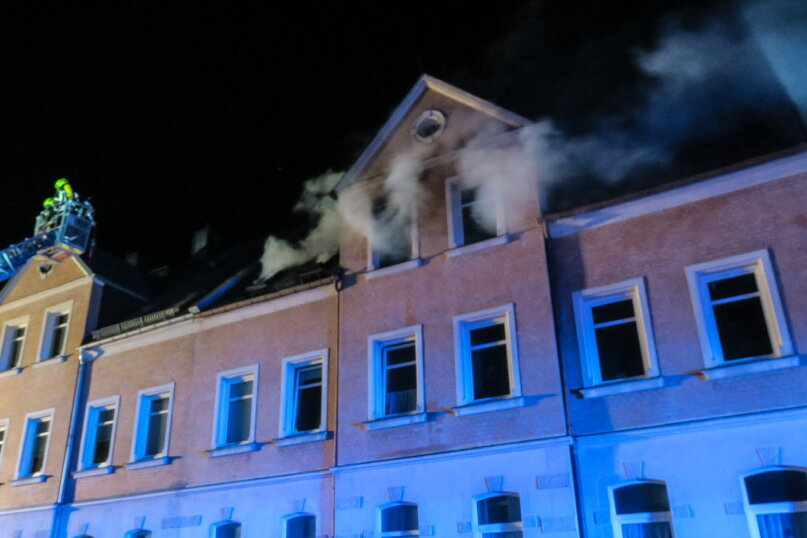 Wohnungsbrand in Lugau - Drei Wohnungen sind durch ein Feuer in Lugau nicht mehr bewohnbar. 