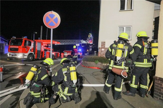 Das Feuer war am Karsamstag kurz nach 23 Uhr in einem Mehrfamilienhaus an der Bismarckstraße in der Plauener Ostvorstadt gemeldet worden.
