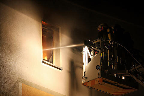 Wohnungsbrand in Schwarzenberger Mehrfamilienhaus - Nach einem Brand in Schwarzenberg mussten zwölf Personen evakuiert werden.