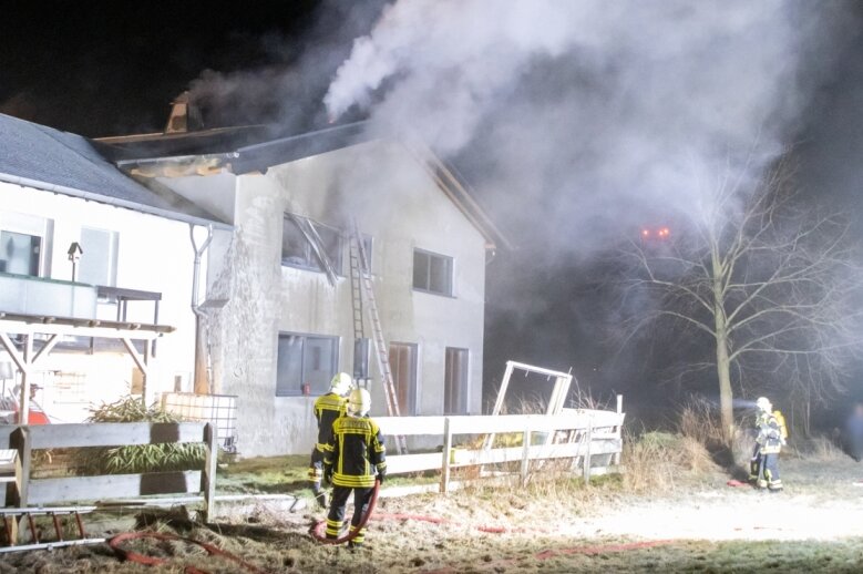 Wohnungsbrand in Seifersdorf - 200.000 Euro Schaden - Die Feuerwehr am Einsatzort in Jahnsdorf.