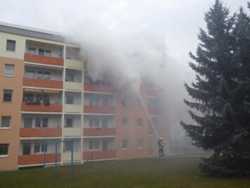 Wohnungsbrand in Werdau - Gebäude teilweise evakuiert - 