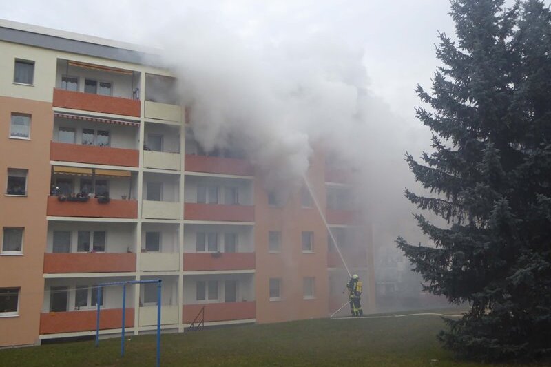 Wohnungsbrand in Werdau - Gebäude teilweise evakuiert - 