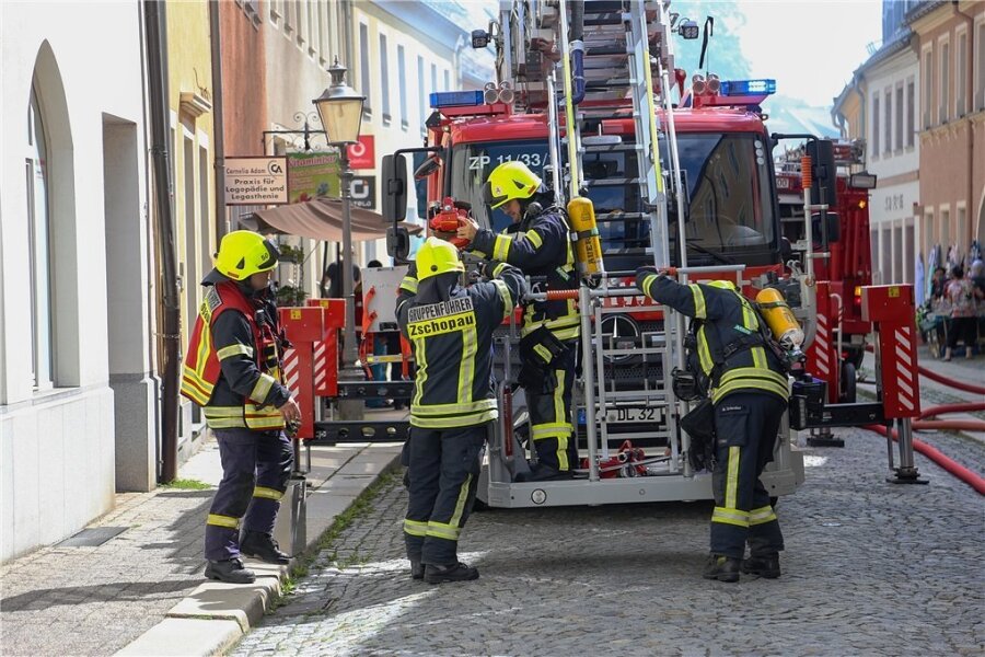 Wohnungsbrand in Zschopau: Drei Kinder gerettet - Auch die Drehleiter kam zum Einsatz.