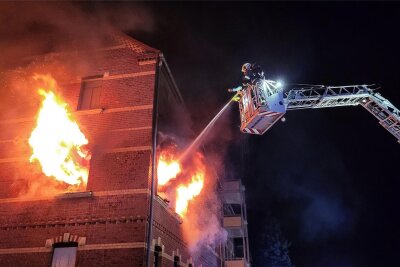 Wohnungsbrand in Zwickau: Vermisste Bewohnerin ist unversehrt - Ein Wohnungsbrand in der Weißenbrunner Straße in Zwickau hat in der Nacht zum Mittwoch einen Großeinsatz der Feuerwehr ausgelöst.
