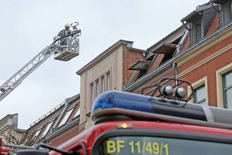 Wohnungsbrand in Zwickau - Mit einem Großaufgebot ist die Feuerwehr am Freitag zu einem Wohnungsbrand in der nahe des Konzert- und Ballhauses gelegenen Edmundstraße in Zwickau ausgerückt
