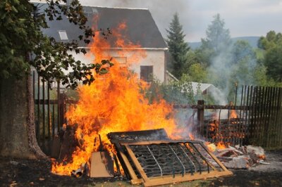 Diese ausrangierte Wohnungseinrichtung ist am Mittwoch in Schönheide in Flammen aufgegangen. Brandstiftung wird vermutet.