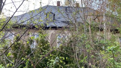 Wohnungsgesellschaft Lugau plant Sanierungen - und einen Abriss - Das Alte Jägerhaus: Obwohl von der Straße kaum zu sehen, weil es zugewuchert ist, kann man den desolaten Zustand dennoch erahnen. 