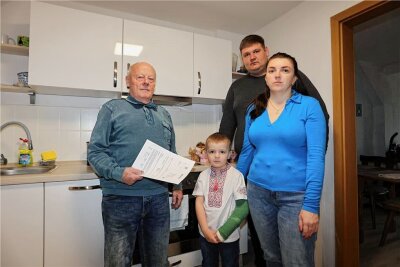 Wohnungssuche für ukrainische Familie beendet: Die Sytnyks dürfen ihre Wohnung in Zwickau behalten - Die Familie Sytnyk aus der Ukraine mit ihrem Vermieter Siegfried Gerber (links). 