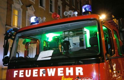 Wohnwagen brennt in Hilbersdorf - Polizei ermittelt wegen Brandstiftung - 