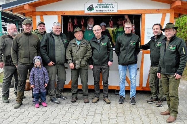 Wolf prägt Jagdfest in Oberscheibe - Mitglieder des Traditionsjagdvereines "An der Braunelle" Crottendorf und des Jagdvereines Oberscheibe vor ihrer Verkaufsbude auf dem Hof der Brauerei Fiedler in Oberscheibe. 
